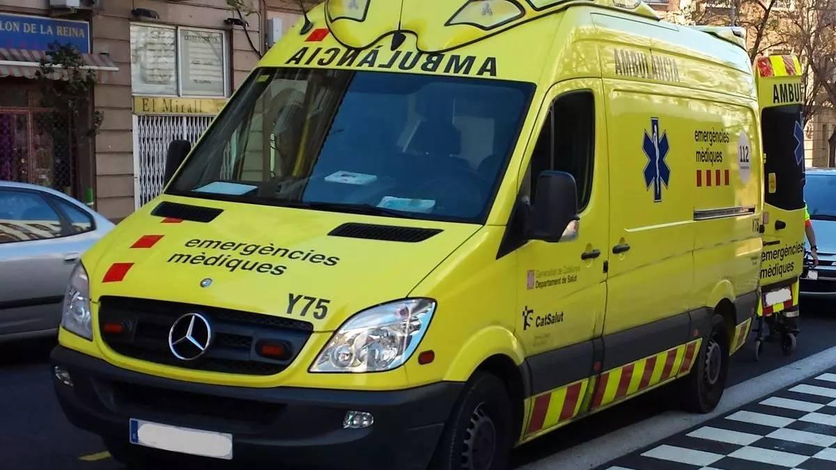 Ambulància del SEM en un carrer de Barcelona Ambulància del SEM en un carrer de Barcelona