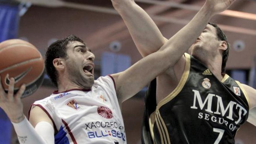 Vasileiadis, con la camiseta de anterior club, el Xacobeo, en un partido frente al Madrid.