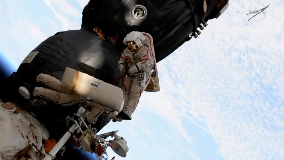 Dos astronautas reparan el casco de la Soyuz durante un paseo espacial
