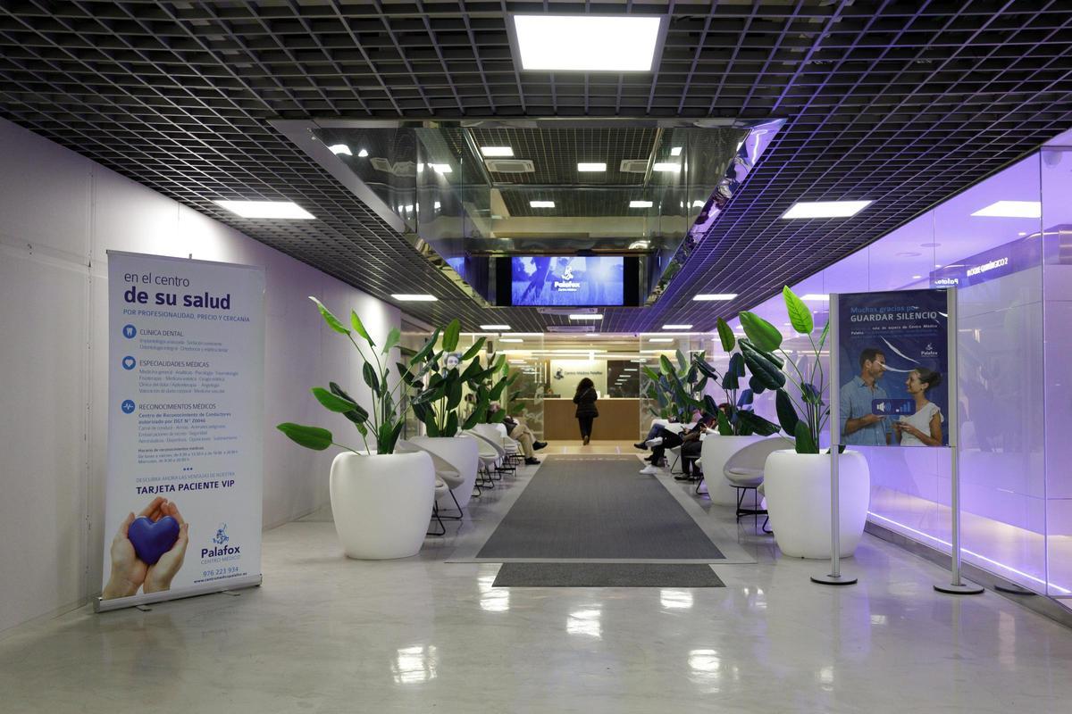 Entrada al centro sanitario Palafox, en Zaragoza.