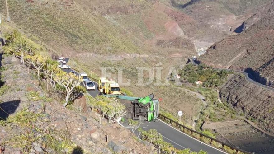 Un muerto y varios heridos en un grave accidente en La Gomera tras el vuelco de un autobús