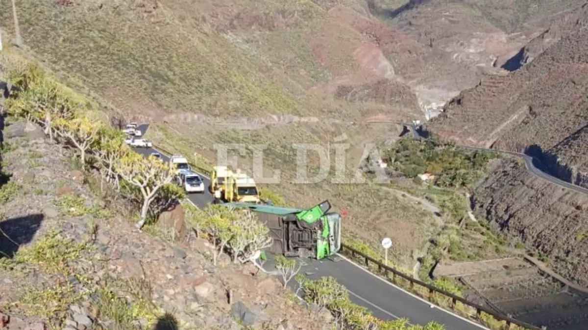 Un muerto y varios heridos en un grave accidente en La Gomera tras el vuelco de un autob迆s
