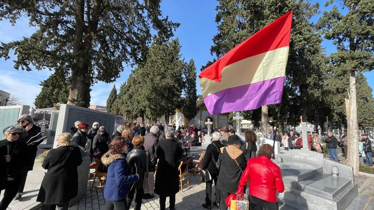 Acto en memoria de las víctimas del franquismo en el cementerio de la Salud