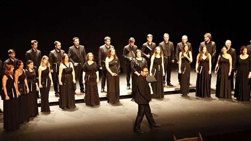 El coro &quot;El León de Oro&quot;, durante un concierto en Gijón.