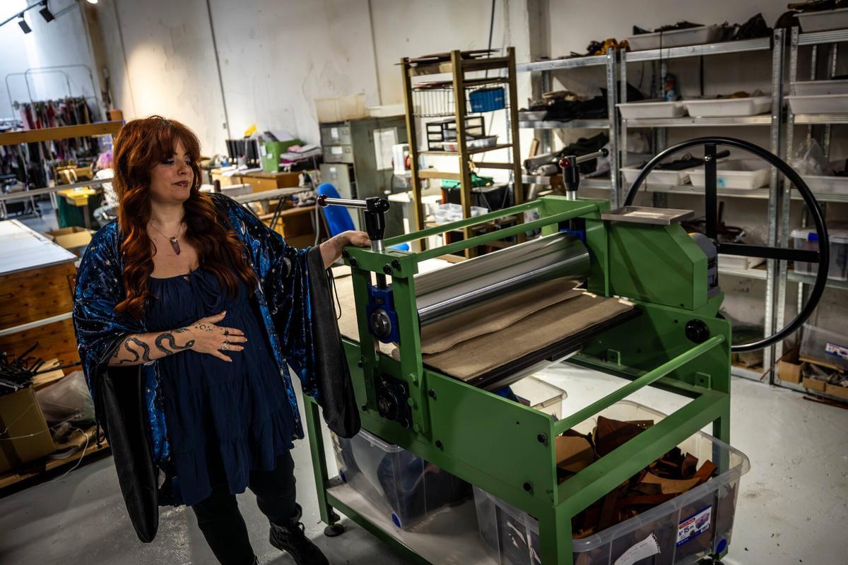 Barcelona 24/02/2026 OnBarcelona Barceloneando. El mundo de fantasía escondido en una nave de l'Hospitalet, es el taller de ciencia ficción de El costurero real. AUTOR: JORDI OTIX