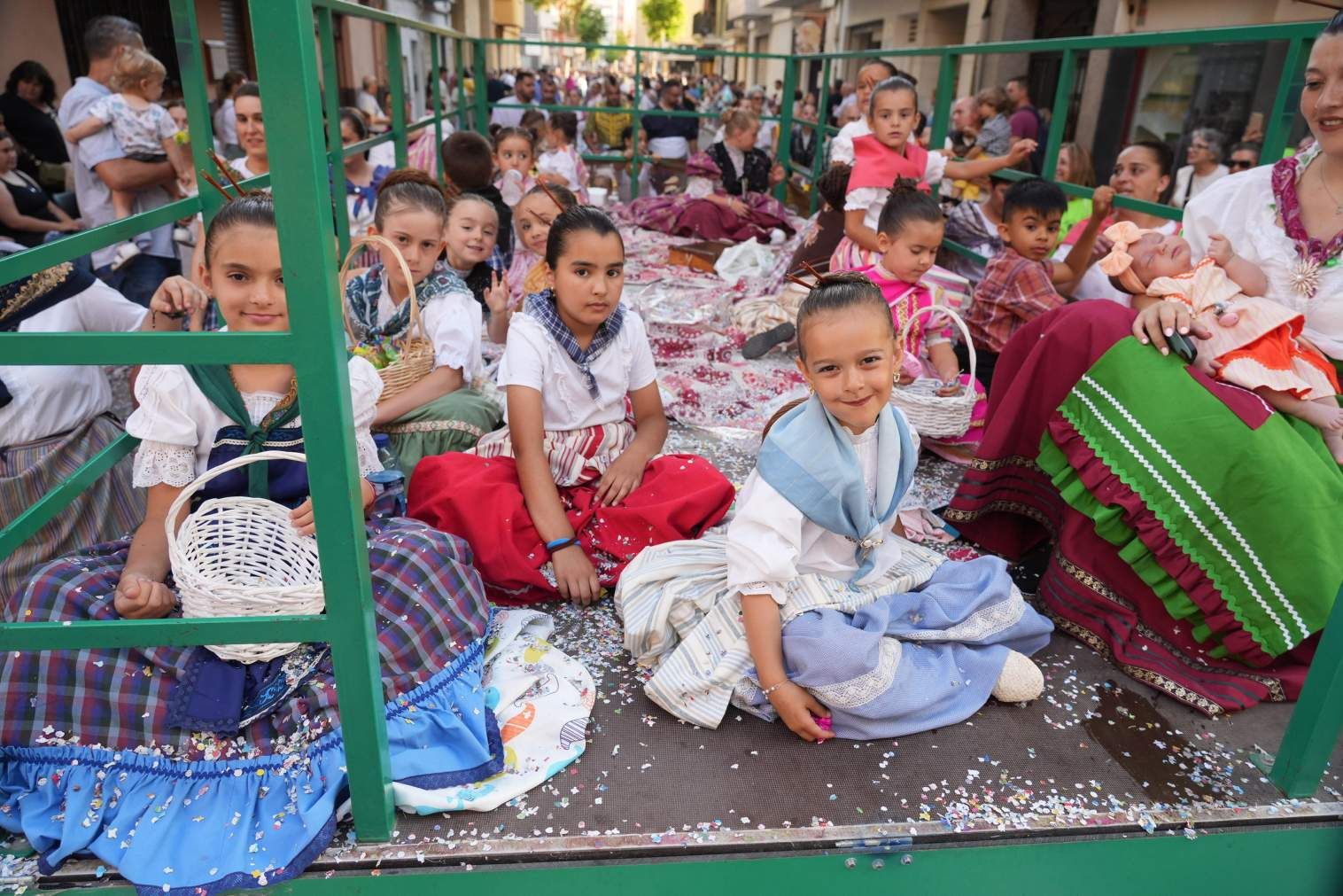 El Grau da inicio a las fiestas de Sant Pere con pólvora, bous y música