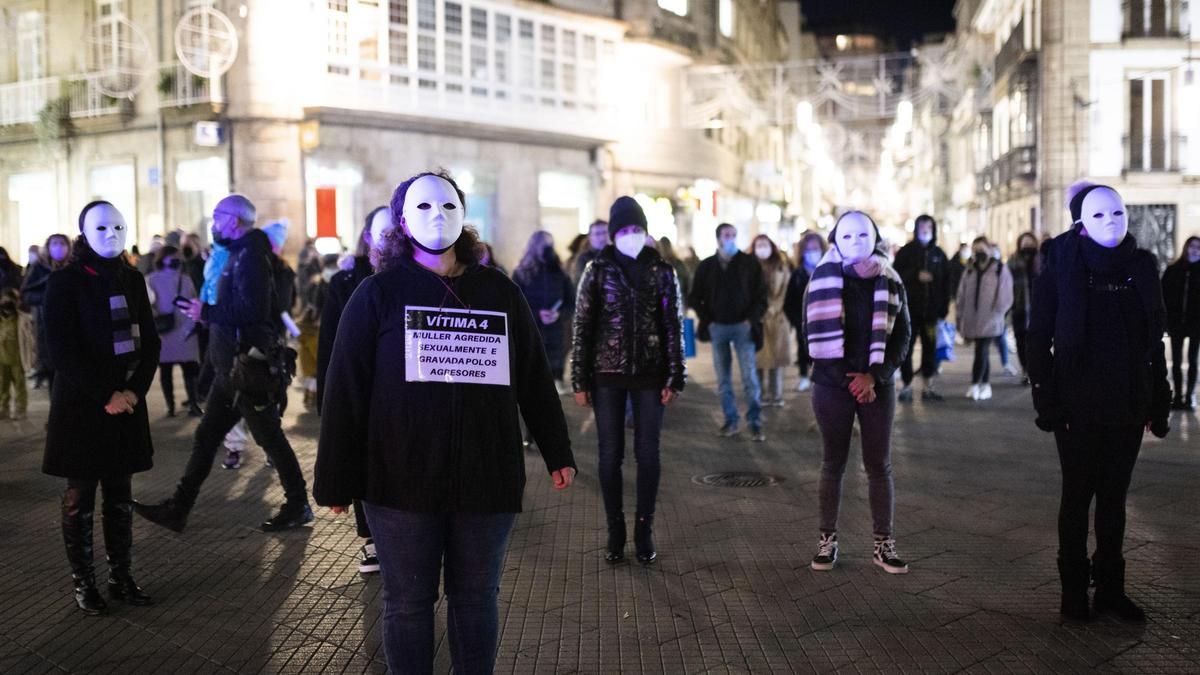 A group of people with masks participate in a performance organized to protest against sexist violence in Pontevedra. A group of people with masks participate in a performance organized to protest against sexist violence in Pontevedra.