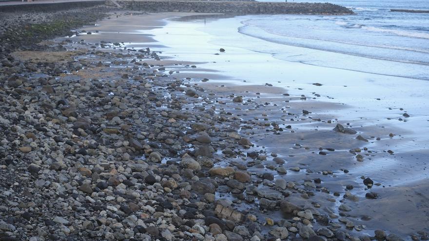 Restos de tuberías y otras infraestructuras en La Cícer, en la playa de Las Canteras