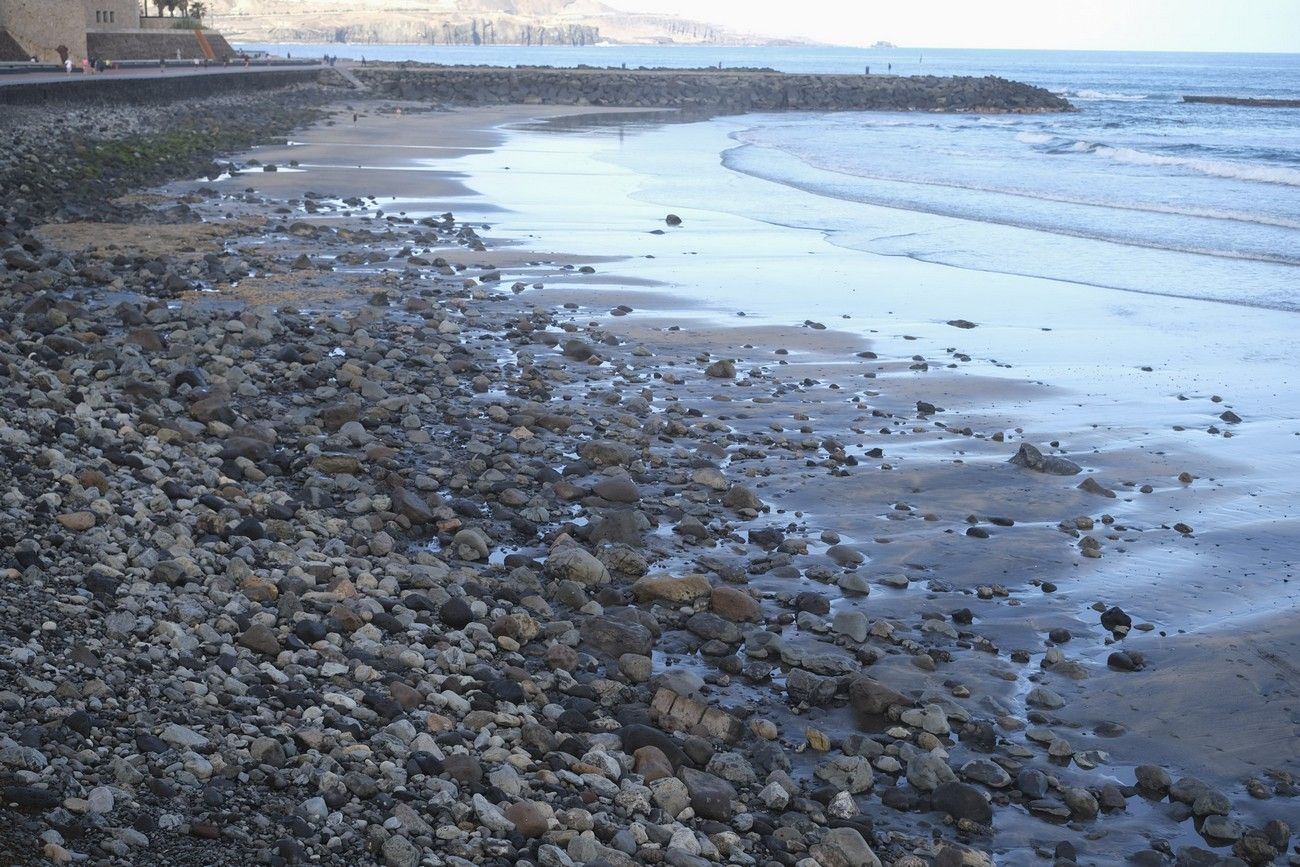 Restos de tuberías y otras infraestructuras en La Cícer, en la playa de Las Canteras