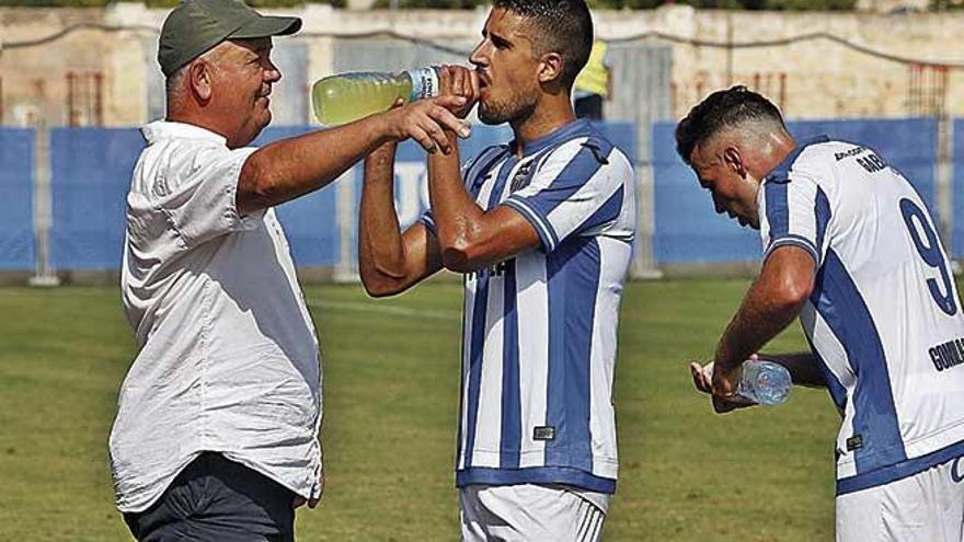 Mandiola da instrucciones a Villapalos en un momento de parÃ³n del encuentro.