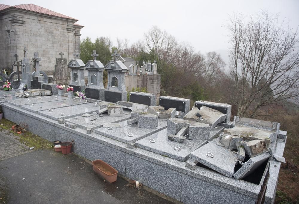 La fuerza de la borrasca provocó destrozos en los panteones y rompió sepulturas, además de derribar ornamentación funeraria y arrancar varias tejas de la cubierta de la iglesia de Padrendo
