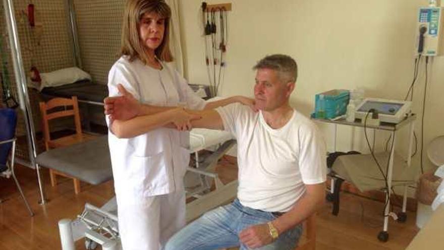 La fisioterapeuta antequerana trata a uno de sus pacientes en el hospital de la localidad.