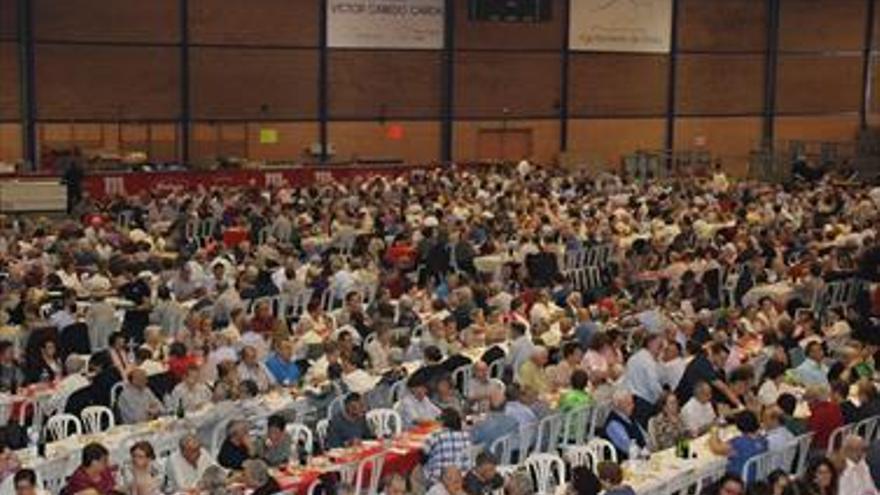 Los mayores protagonizan la jornada con un pasacalle y una multitudinaria comida