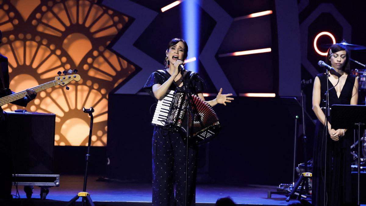 La cantante Julieta Venegas, durante su actuación en los Grammy.