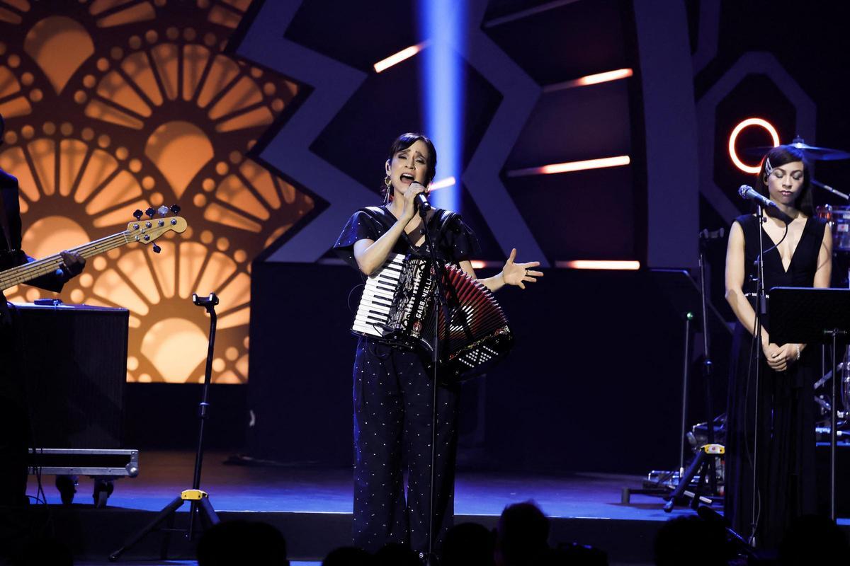 La cantante Julieta Venegas, durante su actuación en los Grammy.