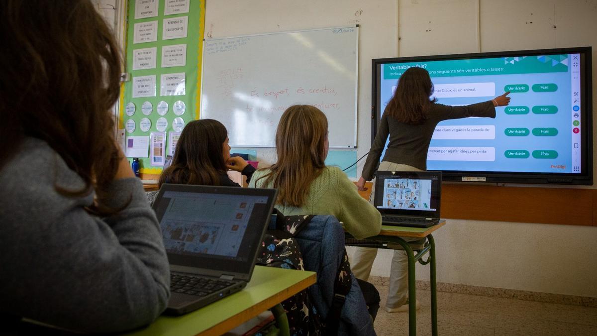 Los malos resultados en PISA reabren el debate sobre el uso de pantallas en clase