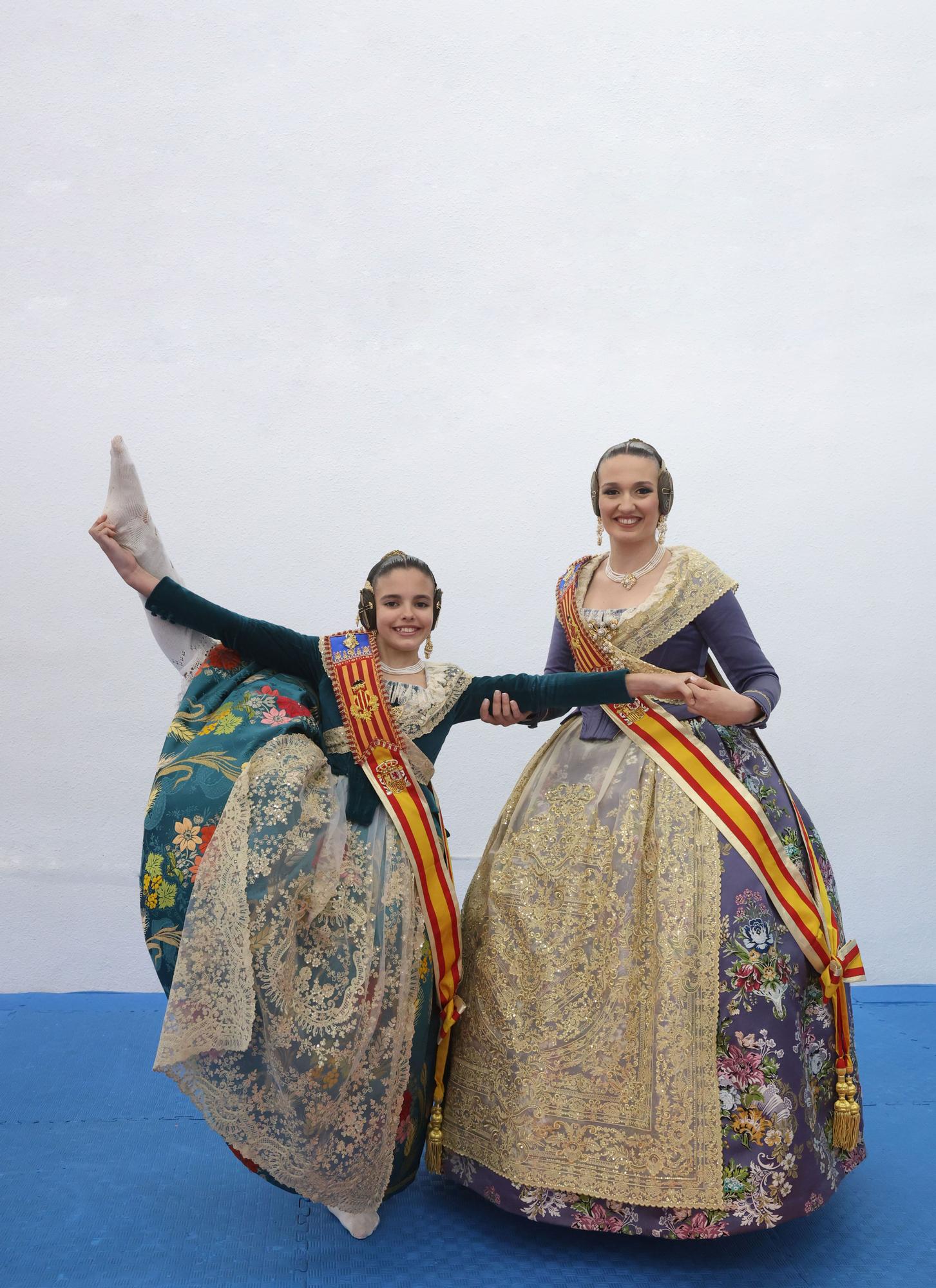 Paula Nieto Medina, junto a Laura Mengó Hernández, mostró su felixibilidad aún vestida de fallera