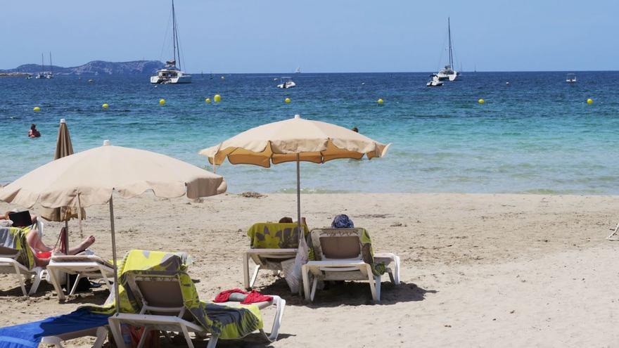 Sant Antoni tendrá este año menos hamacas en sus playas.  | AYUNTAMIENTO DE SANT ANTONI