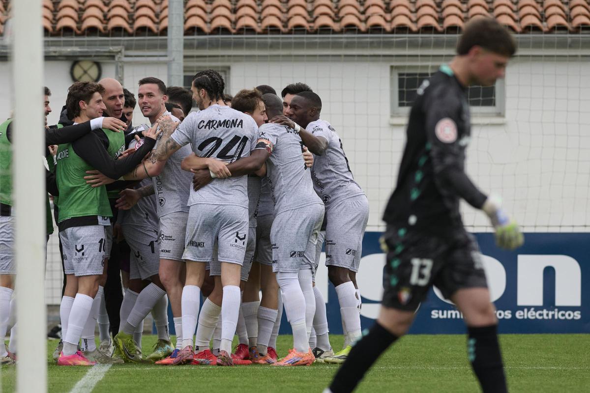 Los jugadores del Avilés celebran el tanto de la victoria ante el filial de Osasuna