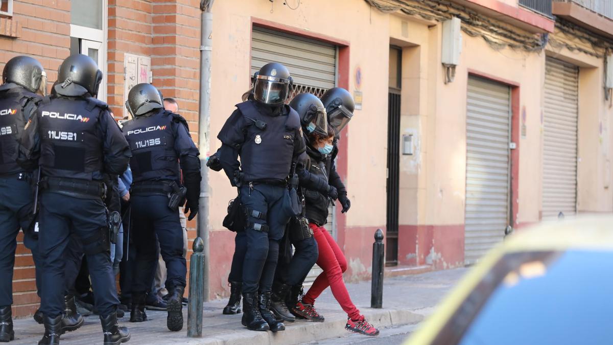 La Policía Nacional desalojando a los activistas que trataban de impedir el paso a la vivienda de Esperanza.