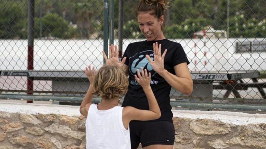 Irene Moreno juega con su hijo Luca en la puerta de la escuela. | IRENE VILÀ