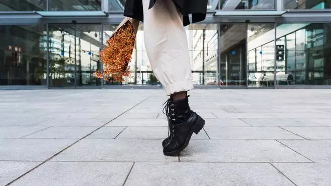 Las botas barefoot de mujer son tendencia, pero ningunas con pelito y tan bonitas este invierno como las de Merkal