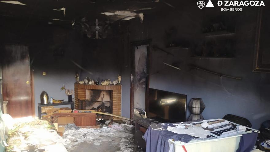 Bomberos de la Diputación de Zaragoza sofocan un incendio en una vivienda en Barbolés.