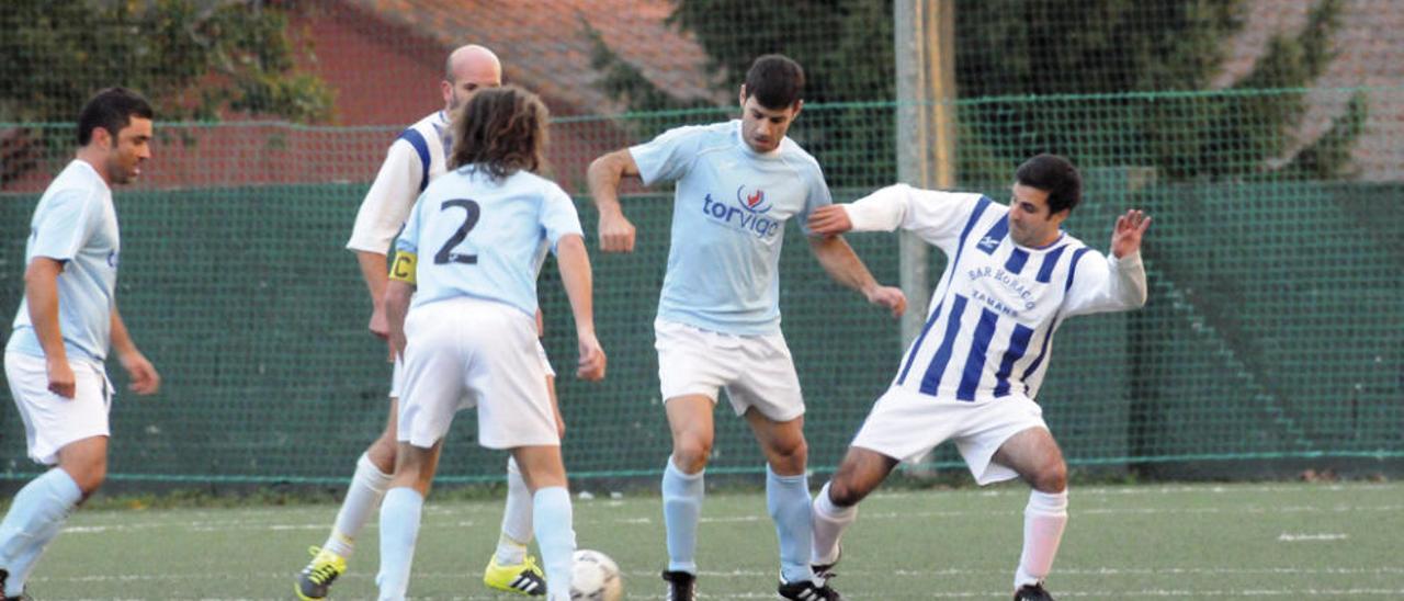 Duelo de rivalidad entre los dos equipos de Valladares. E.Á.