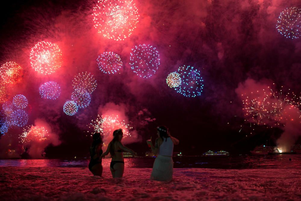 La platja de Copacabana, plena per celebrar l'arribada del nou any