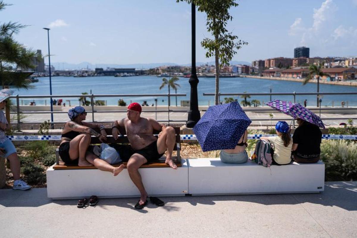 Visitantes y aficionados a la observación astronómica esperan en el Port de la Maria, en Tarragona, para contemplar el eclipse total de Sol.