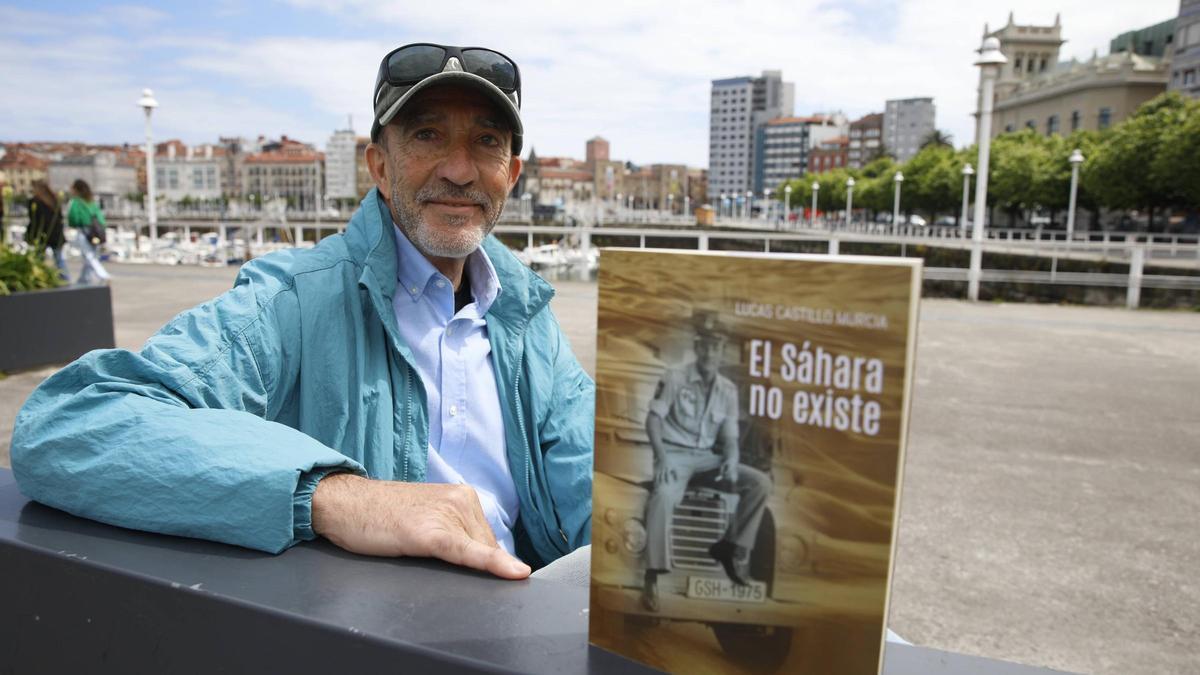 Lucas Castillo con su libro &quot;El Sáhara no existe&quot;.
