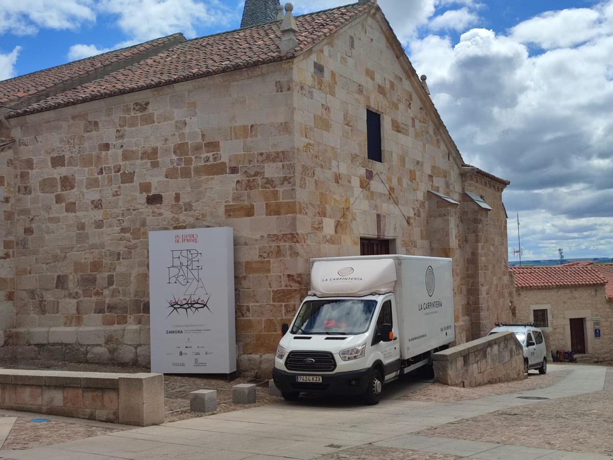 Vehículos labores a la puerta de San Cipirano.