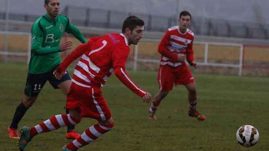 Noel, autor del 4-1, persigue un pase del rival.