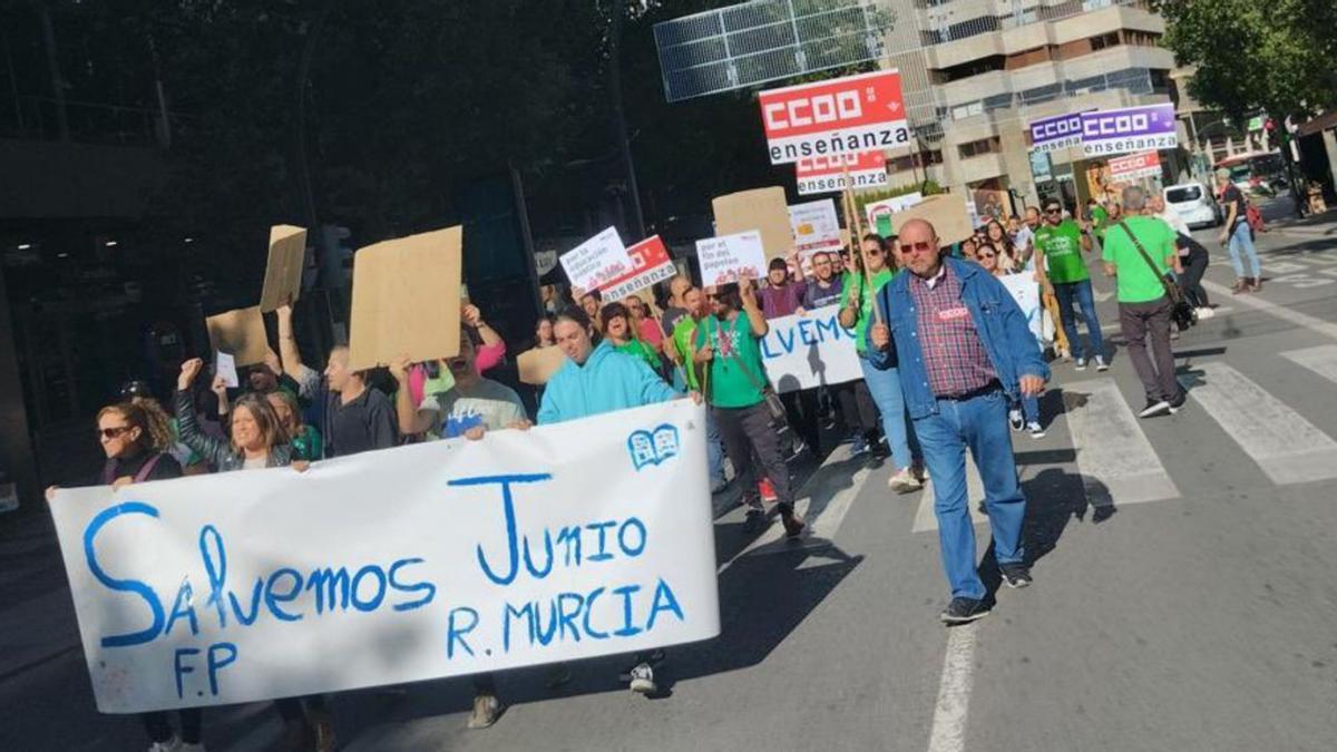 Una manifestación de medio millar de personas cruzan la Gran vía de Murcia. | L.O.