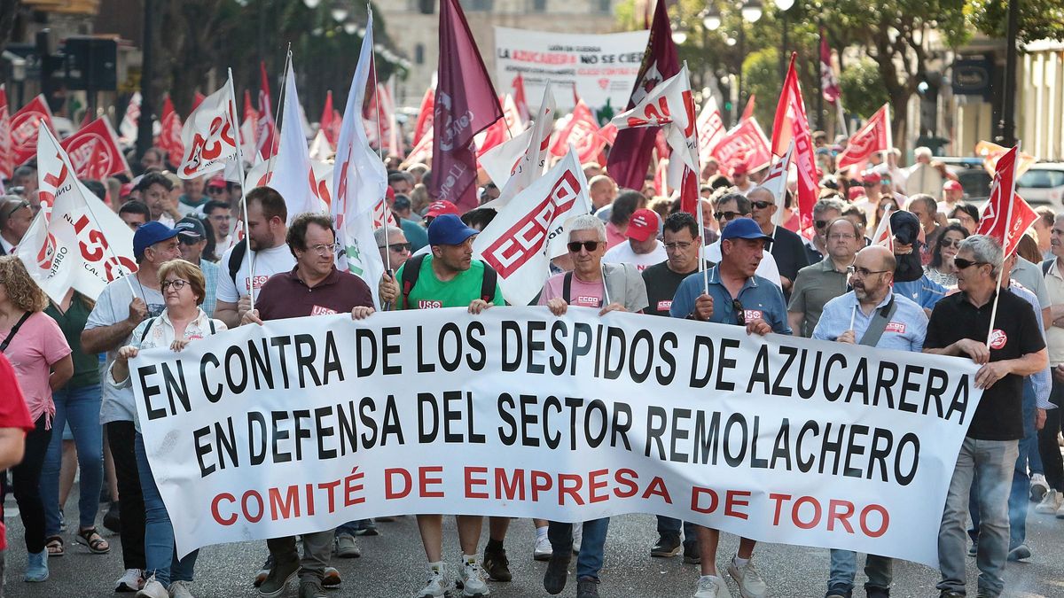 Miembros del comité de empresa de Toro muestran su rechazo al cierre de la planta de Azucarera de La Bañeza.