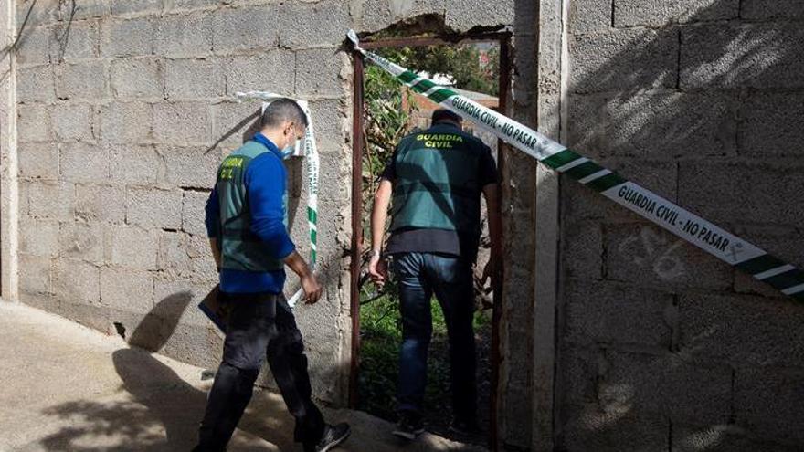 Agentes de la Guardia Civil, ante la vivienda de Las Palmas en la que se ha cometido uno de los crímenes.