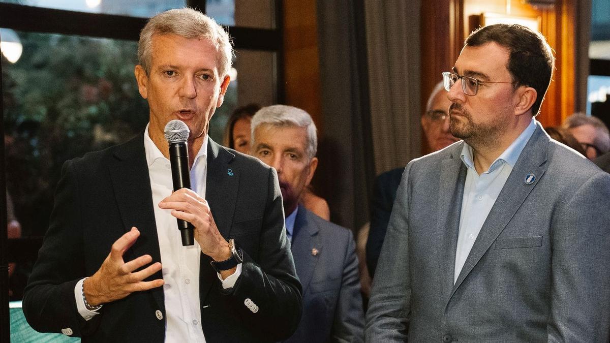 Alfonso Rueda, presidente de la Xunta de Galicia y Adrián Barbón, presidente del Principado de Asturias.