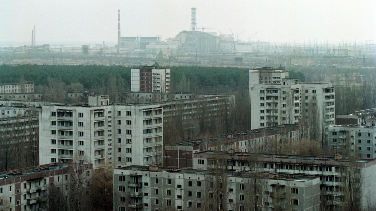Un imagen de archivo de la central de Chérnobil al fondo