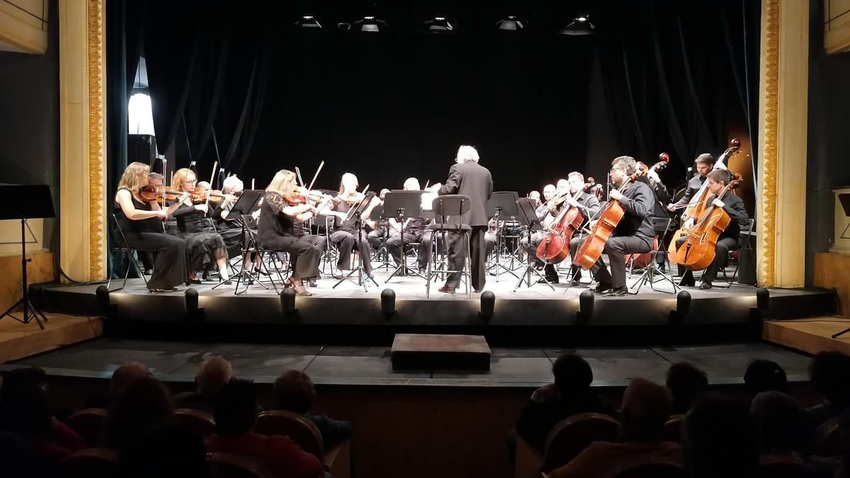 Temes dirige a los músicos de la Oscyl en el concierto ofrecido en Toro