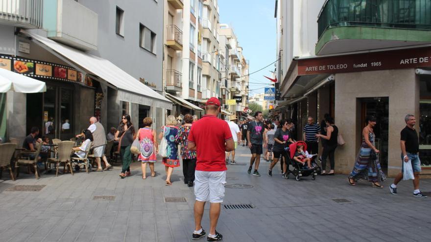 Turistes i vianants, aquest setembre, a Roses.