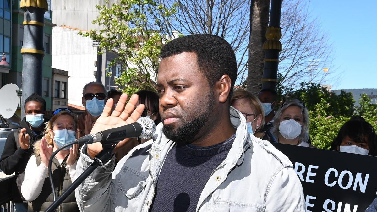 Samuel Kwesi, superviviente del &#039;Villa de Pitanxo&#039; en la protesta de Marín.