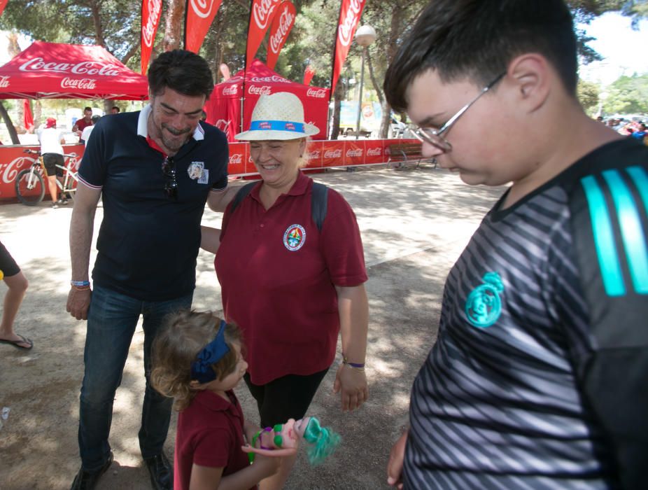 El candidato Luis Barcala hablando con los festeros durante el certamen