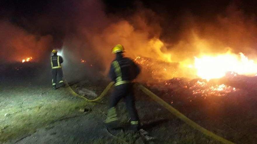 Los bomberos durante los trabajos de lucha contra el fuego en el lugar de A Xabreira. // Cedida