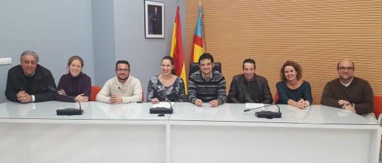 Los representantes ciudadanos entregaron el documento al alcalde y a la edil de Participación.