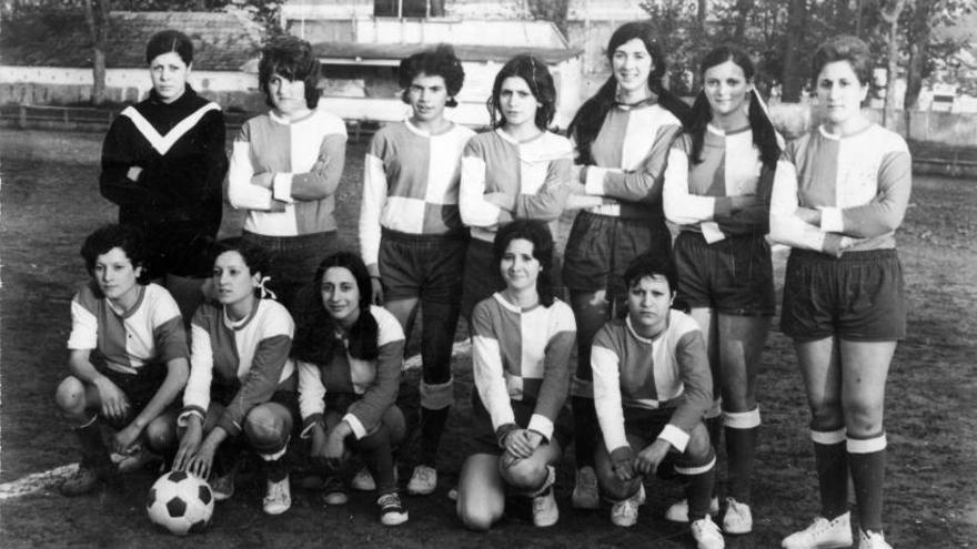 La formación original; de rodillas, desde la iz: Mari Carmen, Meli, Mari Carmen, Pili y Olga y de pie: Pilar, Ana Rosa, Pili, Rosario, Marisa y Marina
