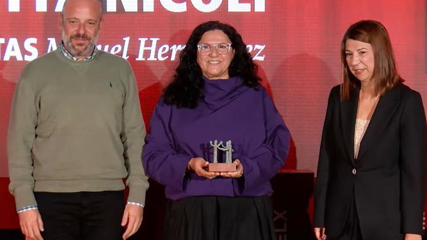 En el centro, la ganadora del Premio Catedra Anetta Nicoli de la UMH, Tere Martinez Parra.