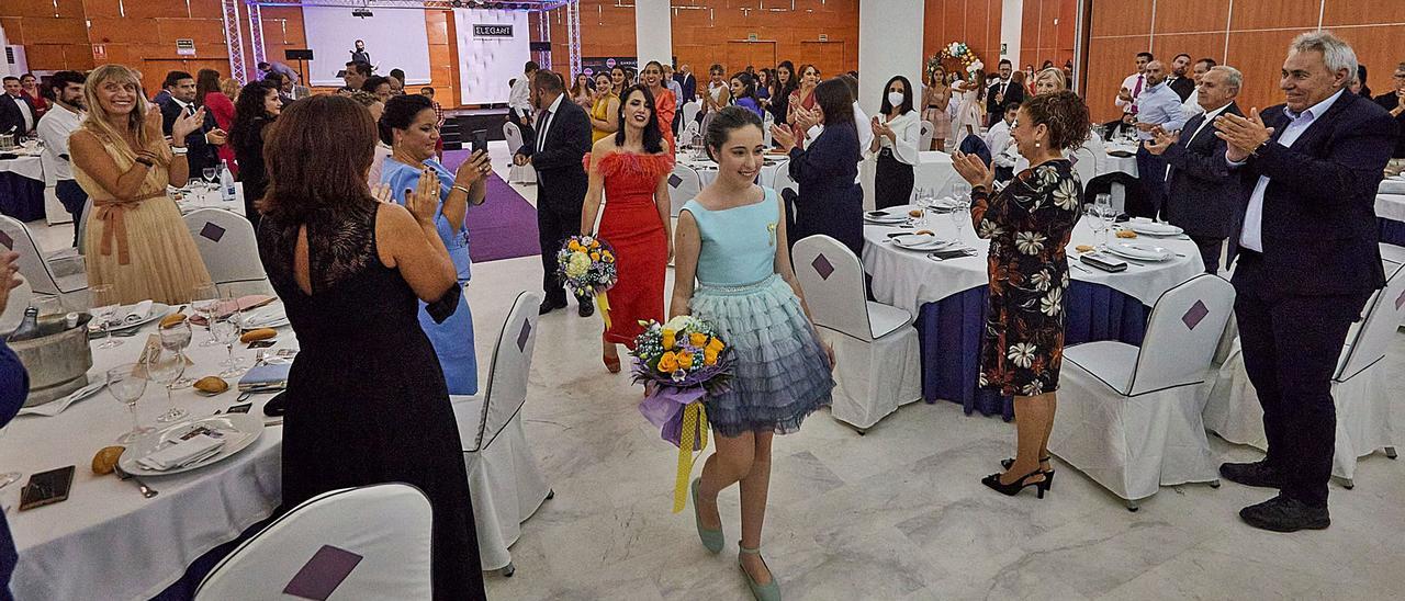 Sandra Faus Palmer y Alba Ramón Borja entran a al salón aplaudidas por las reinas y presidentes de todas las comisiones de Gandia. | NATXO FRANCÉS