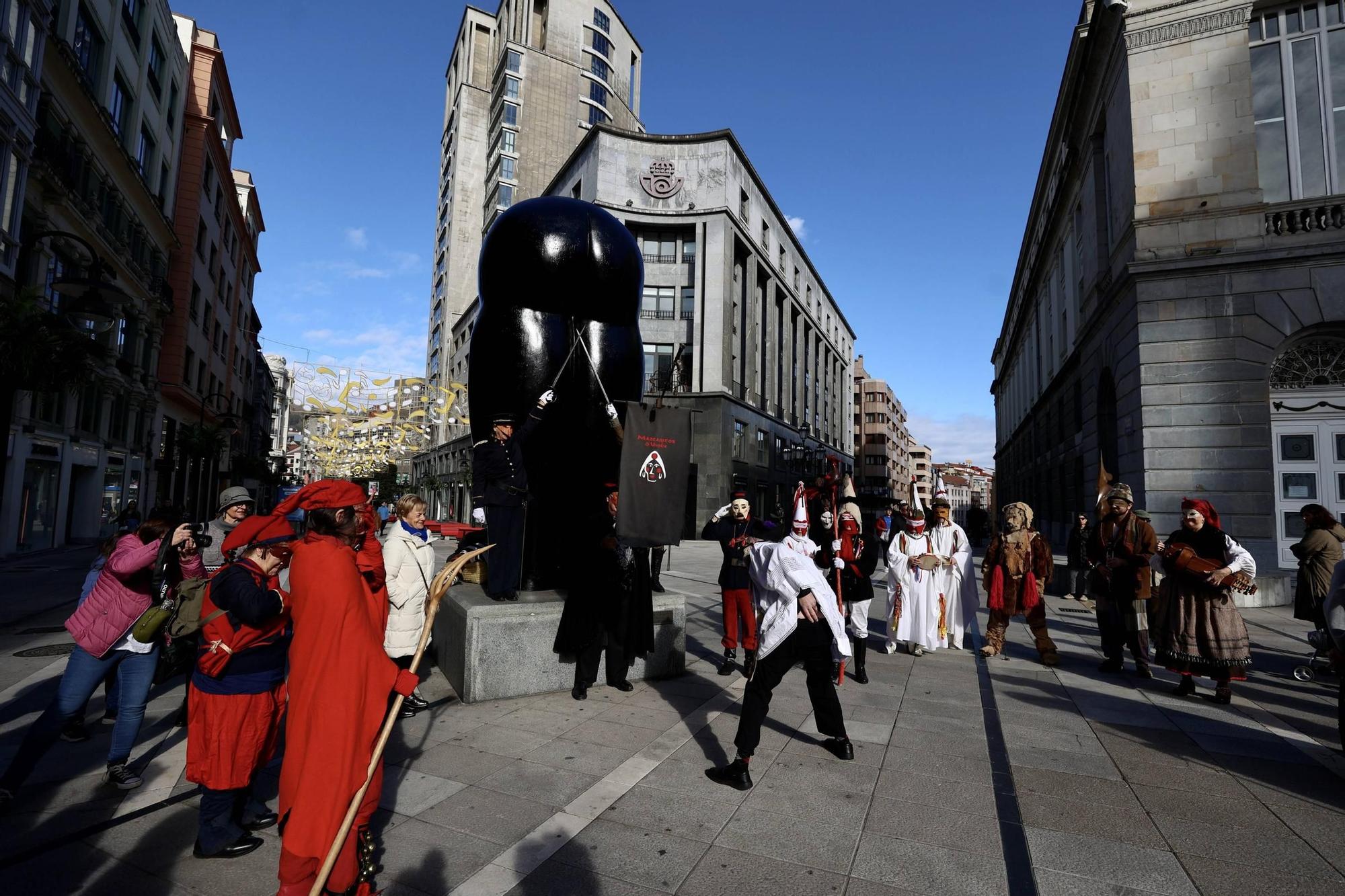 En imágenes | Desfile de los "Mazcaritos" por las calles de Oviedo