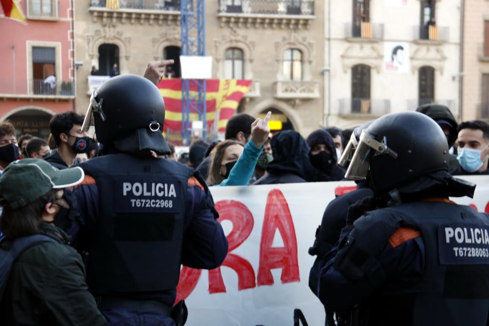 Enfrontaments entre antifeixistes i Mossos després de l'acte de Vox a Vic
