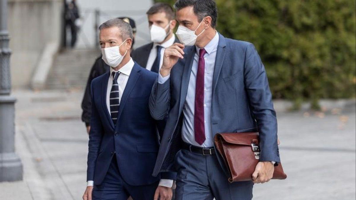 Pedro Sánchez macht schon mal vor, was er anordnen will: Maskentragen im Freien.